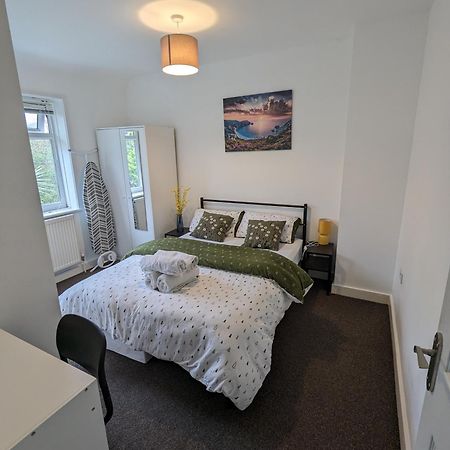 Fantastic 3-Bedroom House In London Morden  Екстериор снимка