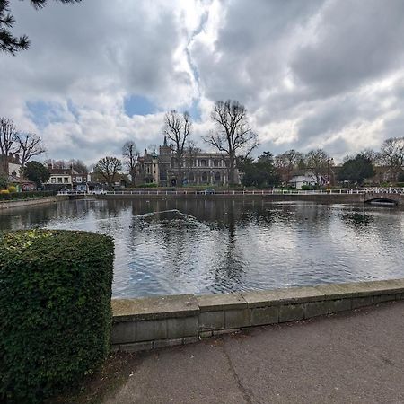 Fantastic 3-Bedroom House In London Morden  Екстериор снимка