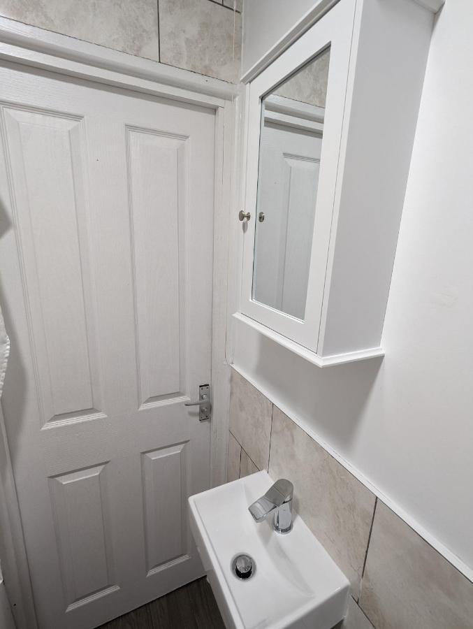 Fantastic 3-Bedroom House In London Morden  Екстериор снимка