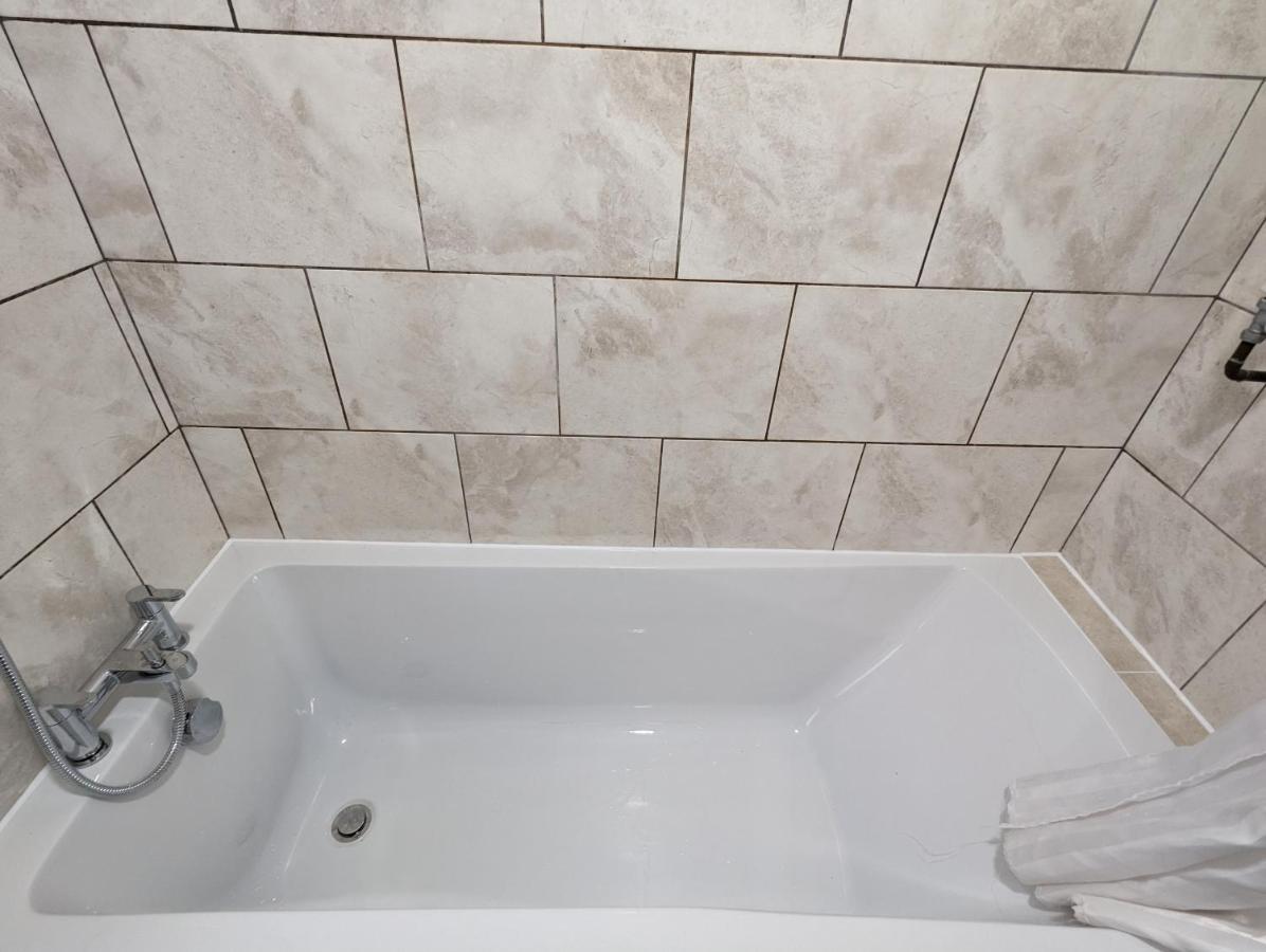 Fantastic 3-Bedroom House In London Morden  Екстериор снимка