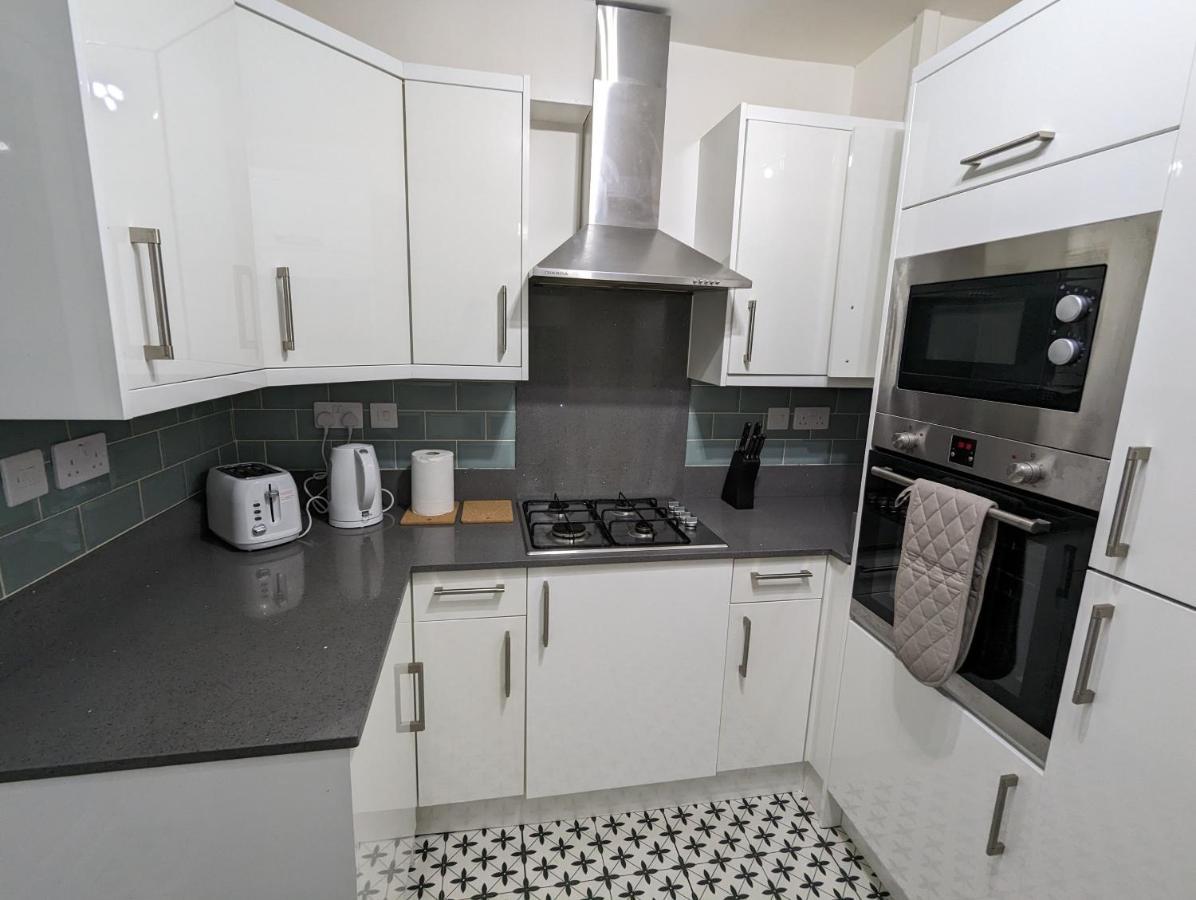 Fantastic 3-Bedroom House In London Morden  Екстериор снимка