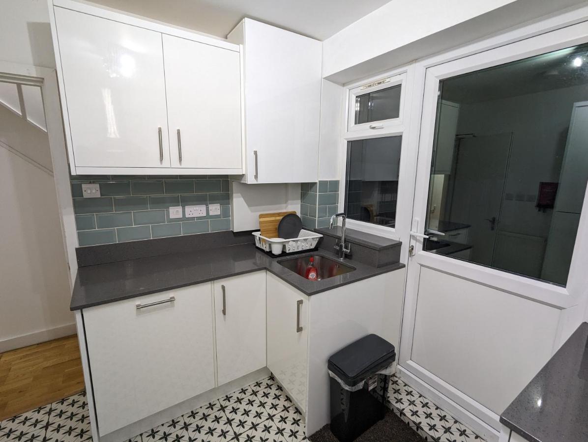 Fantastic 3-Bedroom House In London Morden  Екстериор снимка