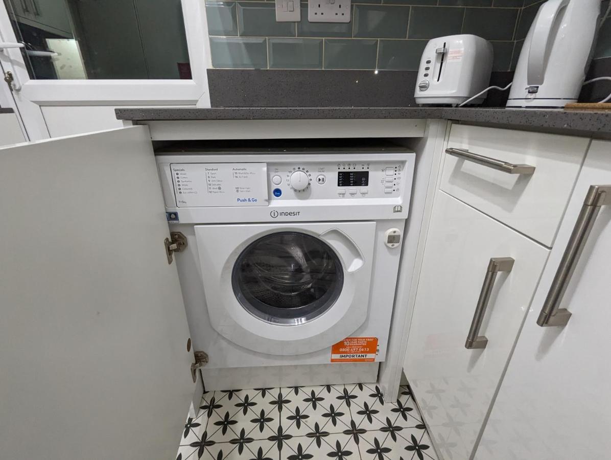 Fantastic 3-Bedroom House In London Morden  Екстериор снимка