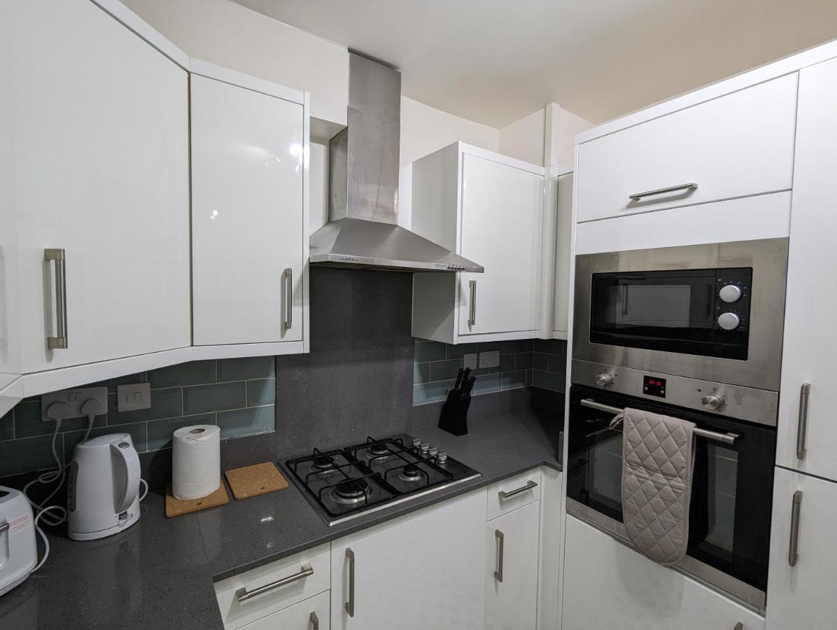 Fantastic 3-Bedroom House In London Morden  Екстериор снимка