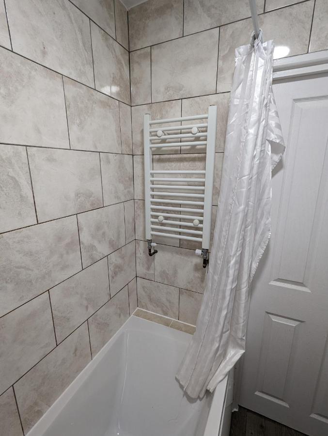 Fantastic 3-Bedroom House In London Morden  Екстериор снимка
