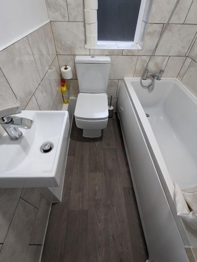 Fantastic 3-Bedroom House In London Morden  Екстериор снимка