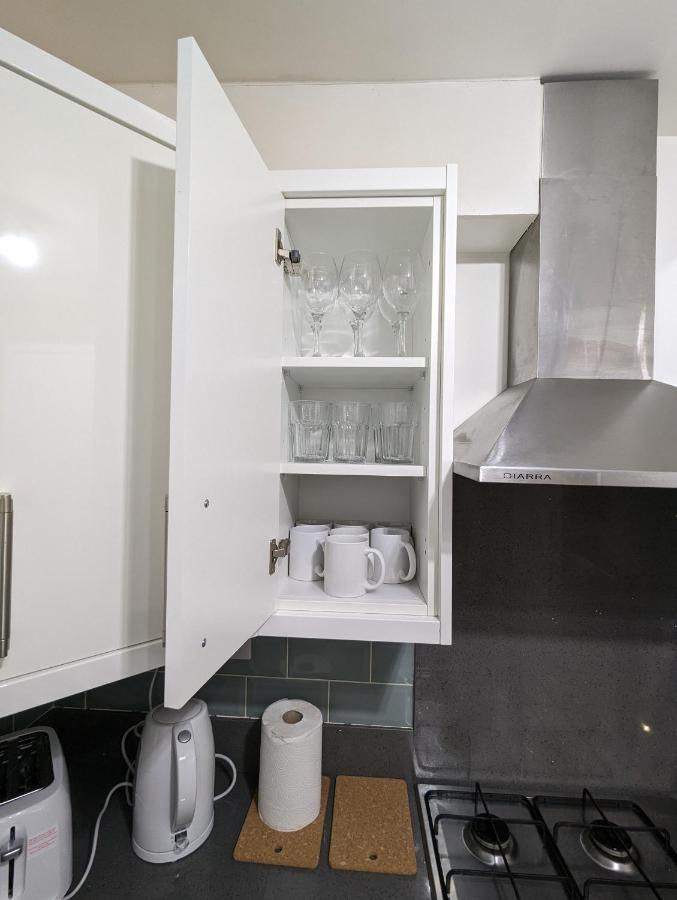 Fantastic 3-Bedroom House In London Morden  Екстериор снимка