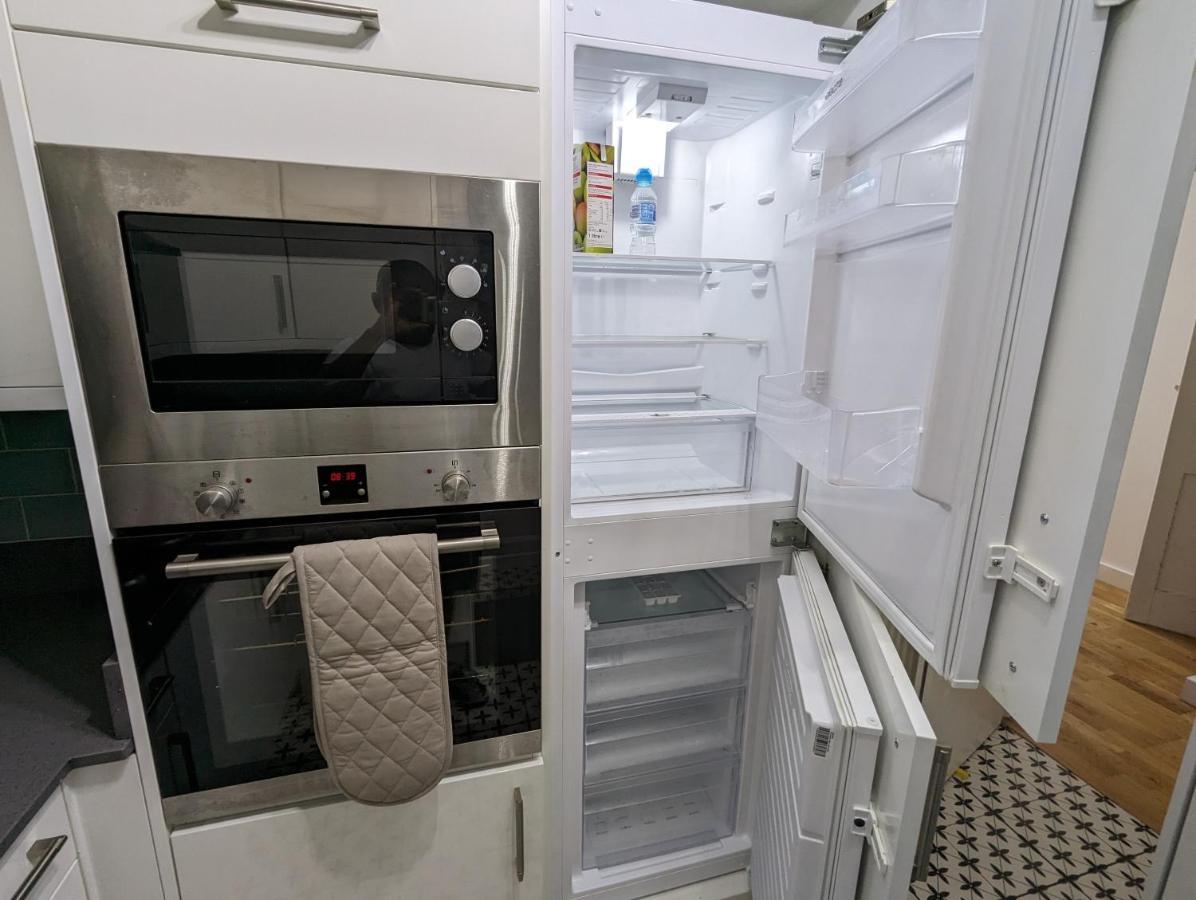 Fantastic 3-Bedroom House In London Morden  Екстериор снимка