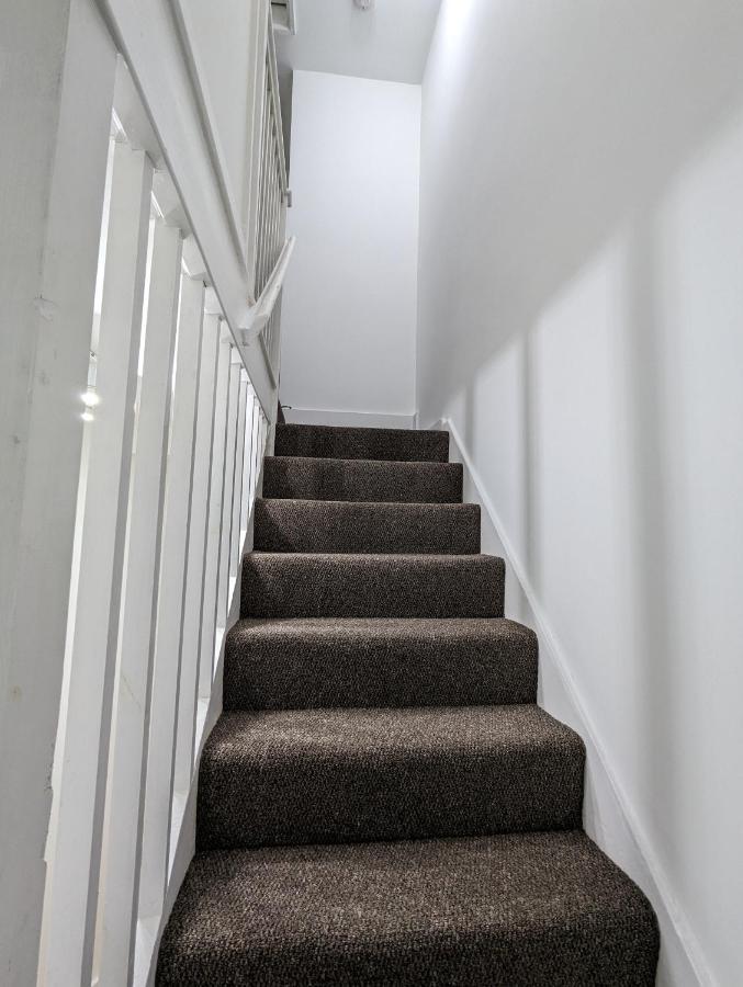Fantastic 3-Bedroom House In London Morden  Екстериор снимка