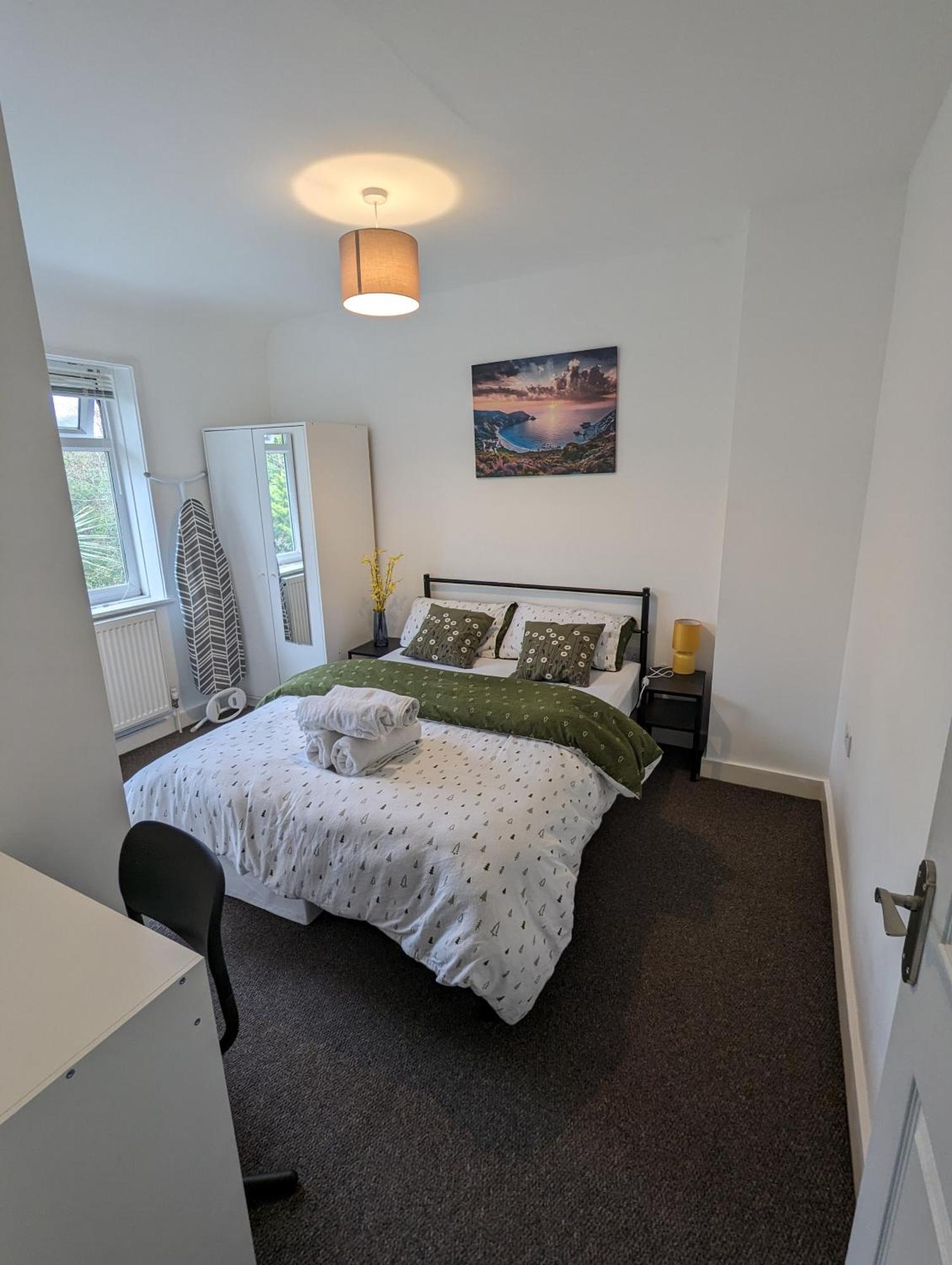 Fantastic 3-Bedroom House In London Morden  Екстериор снимка