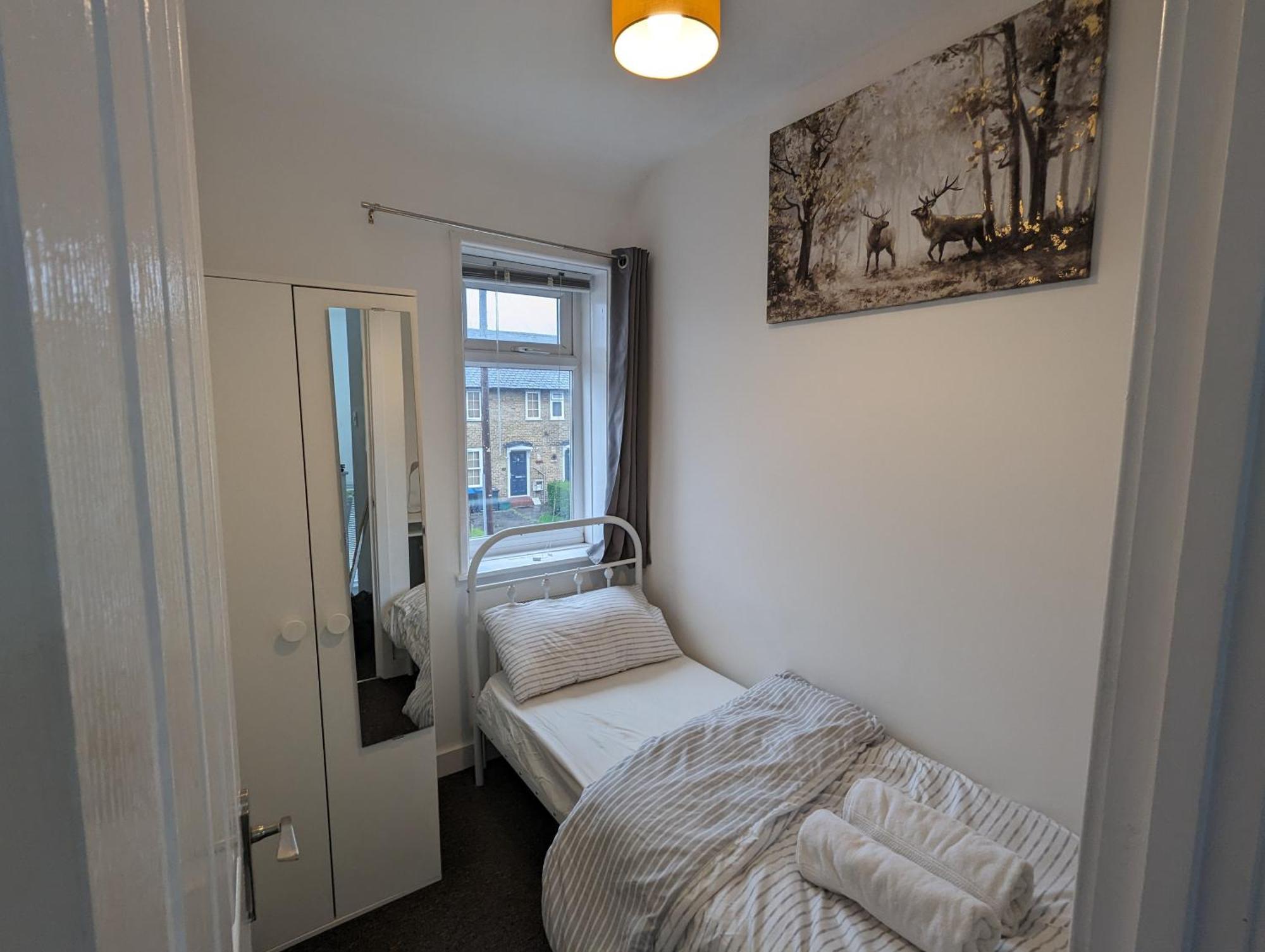 Fantastic 3-Bedroom House In London Morden  Екстериор снимка