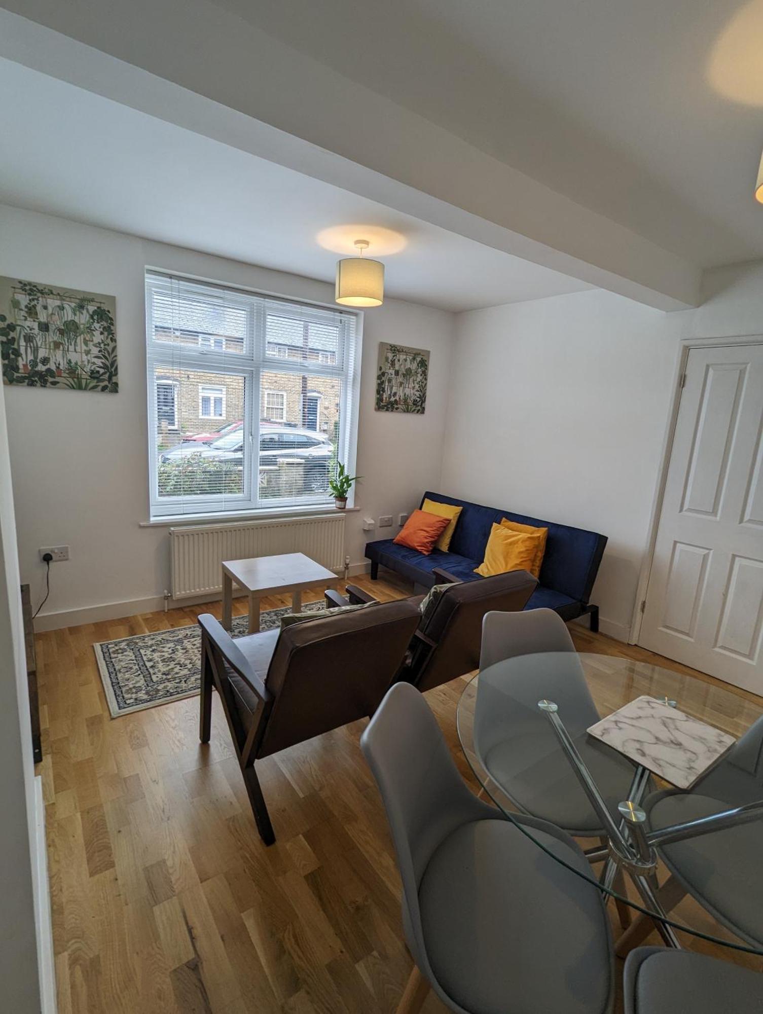 Fantastic 3-Bedroom House In London Morden  Екстериор снимка
