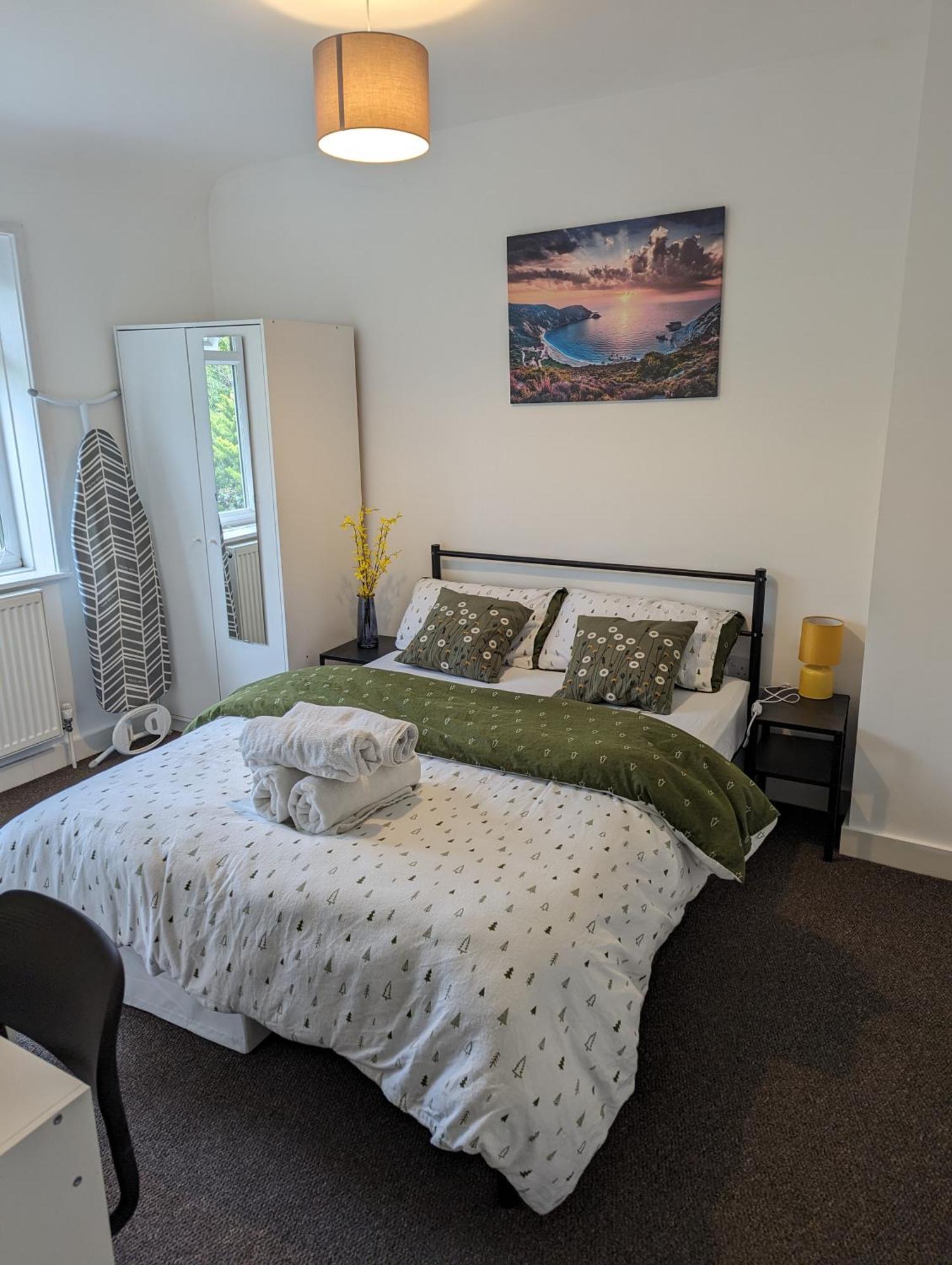 Fantastic 3-Bedroom House In London Morden  Екстериор снимка