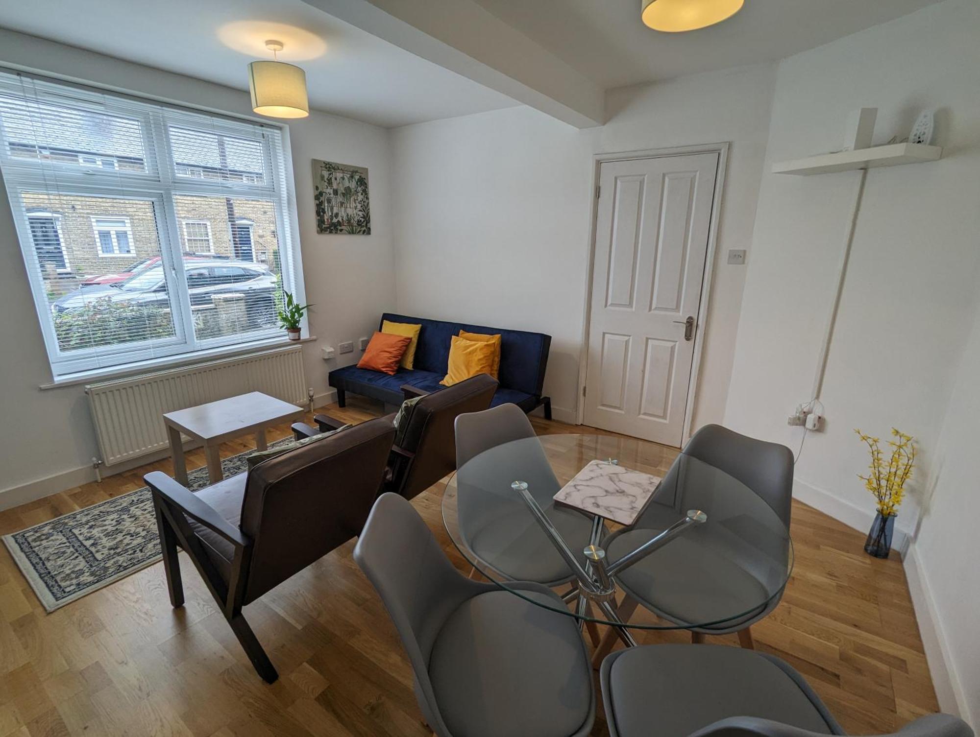 Fantastic 3-Bedroom House In London Morden  Екстериор снимка