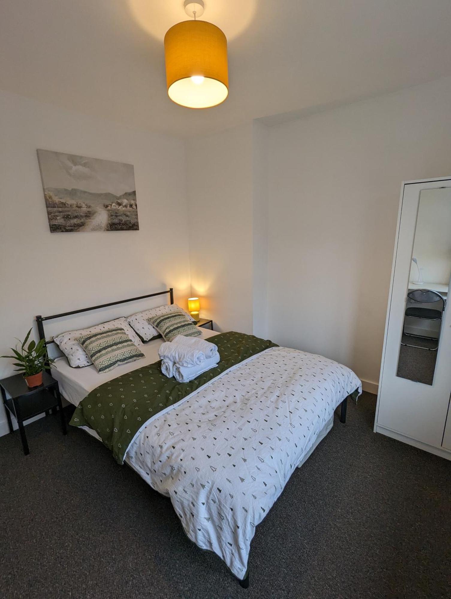 Fantastic 3-Bedroom House In London Morden  Екстериор снимка