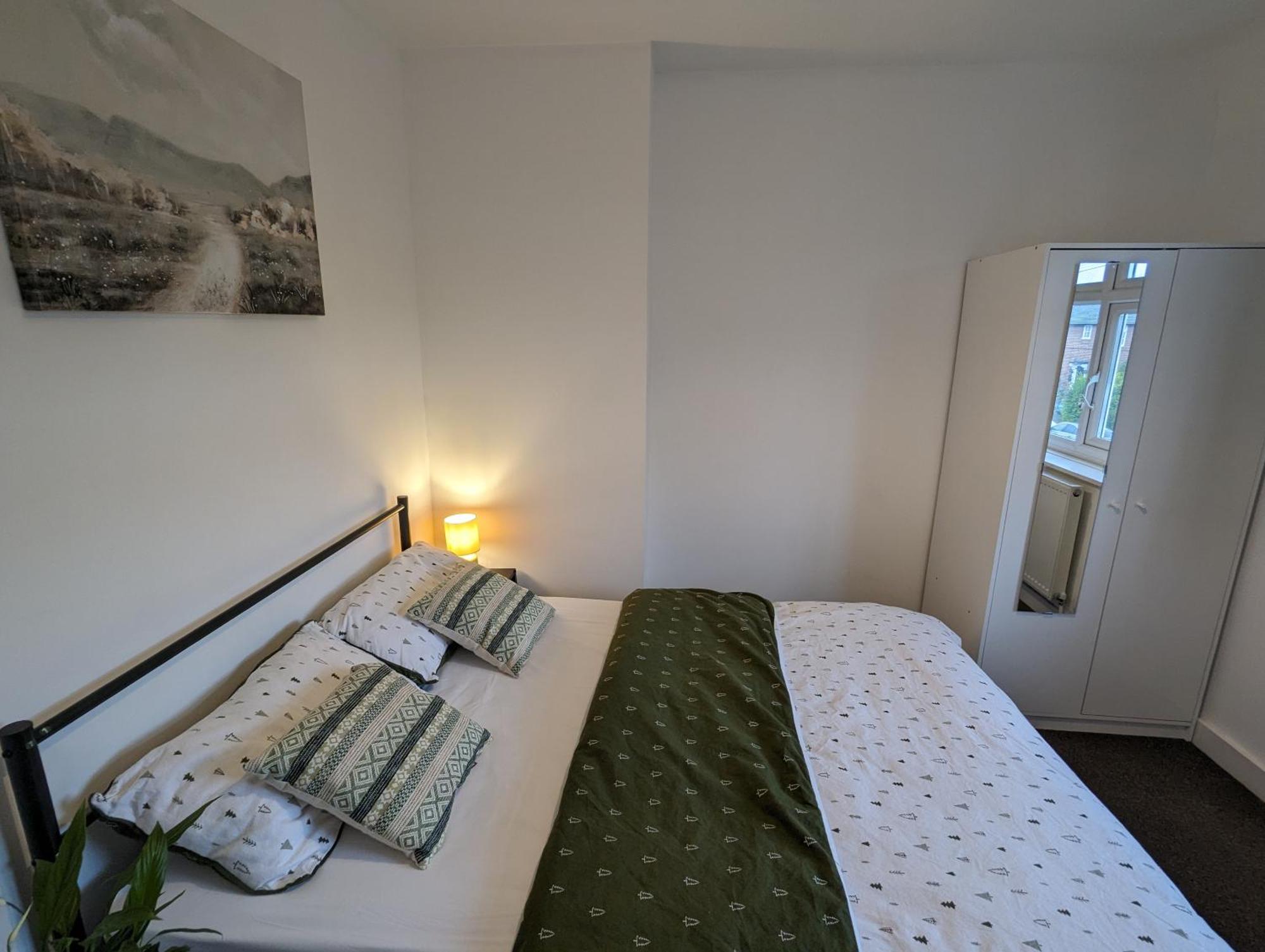 Fantastic 3-Bedroom House In London Morden  Екстериор снимка