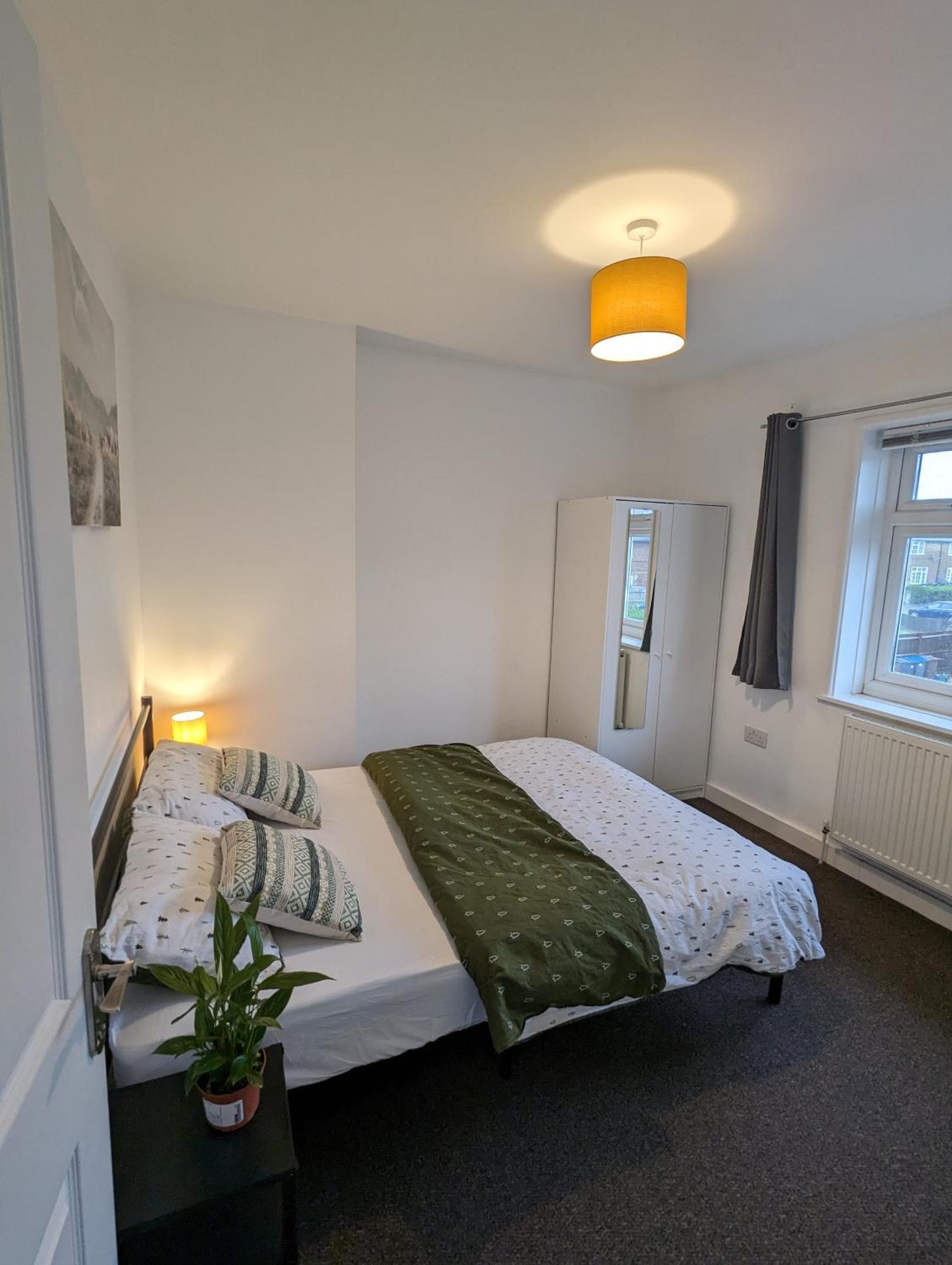 Fantastic 3-Bedroom House In London Morden  Екстериор снимка