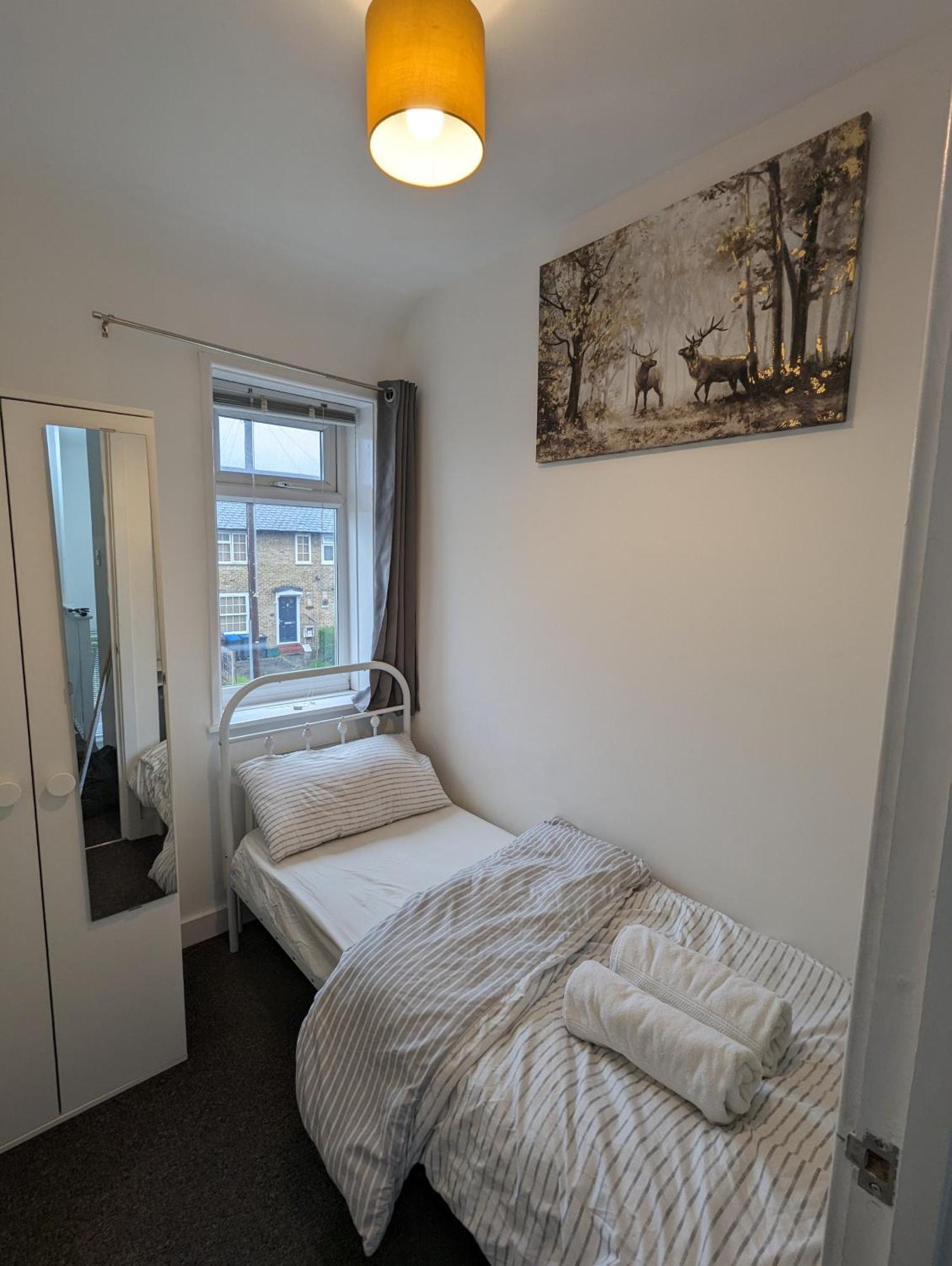 Fantastic 3-Bedroom House In London Morden  Екстериор снимка